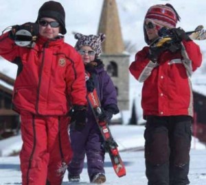 ski_beat_children_with_skis